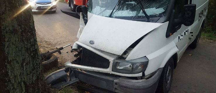 Dostawczym trzasnął w drzewo - Zdjęcie główne