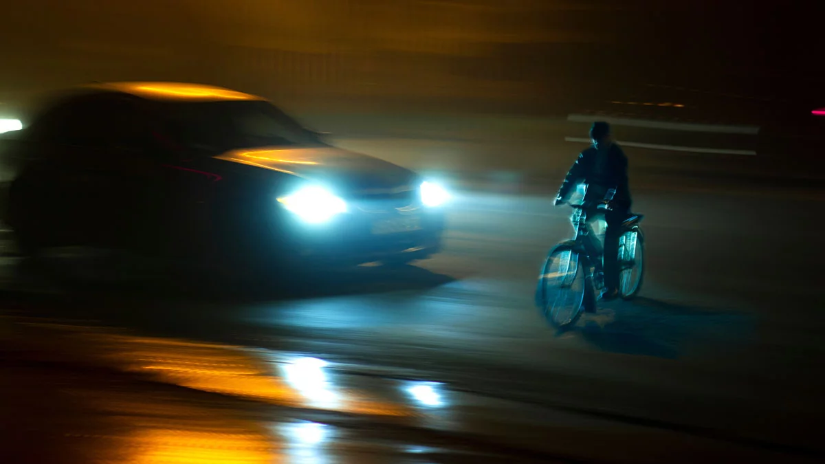 Potrącił mężczyznę i zwiał. Rowerzysta w szpitalu. Policja poszukuje sprawcy i apeluje o pomoc