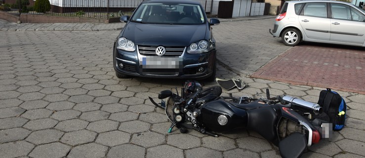 Motocyklem wjechała pod samochód osobowy - Zdjęcie główne