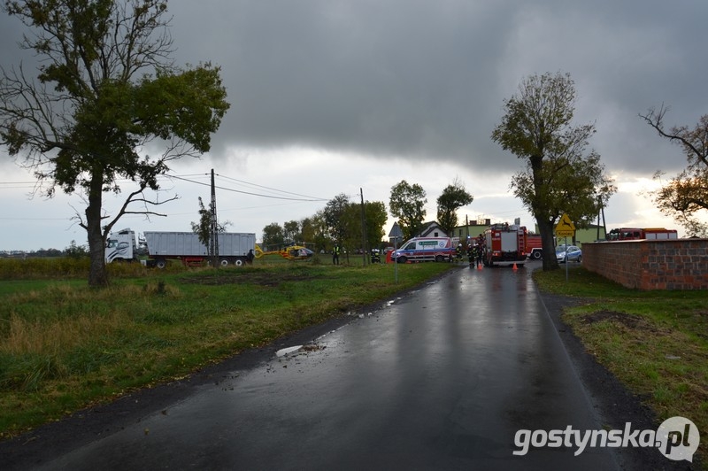 Kierowca volvo nie żyje, pasażerkę zabrał LPR. 7-miesięczna dziewczynka walczy o życie - Zdjęcie główne