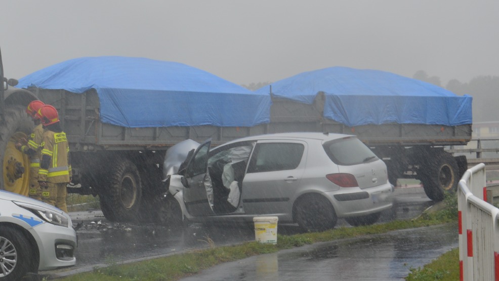 Peugeot dosłownie wbił się w przyczepę rolniczą na trasie Gostyń-Grabonóg - Zdjęcie główne