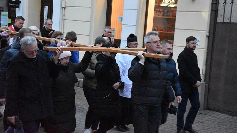 Za czym tęskni zabijający się świat? Miejska Droga Krzyżowa w Gostyniu - Zdjęcie główne