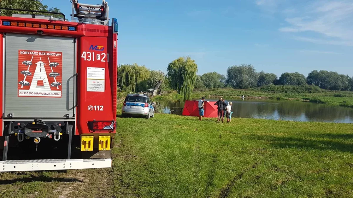 Ciało w stawie w Ciołkowie. Na miejscu pracuje straż pożarna i policja - Zdjęcie główne