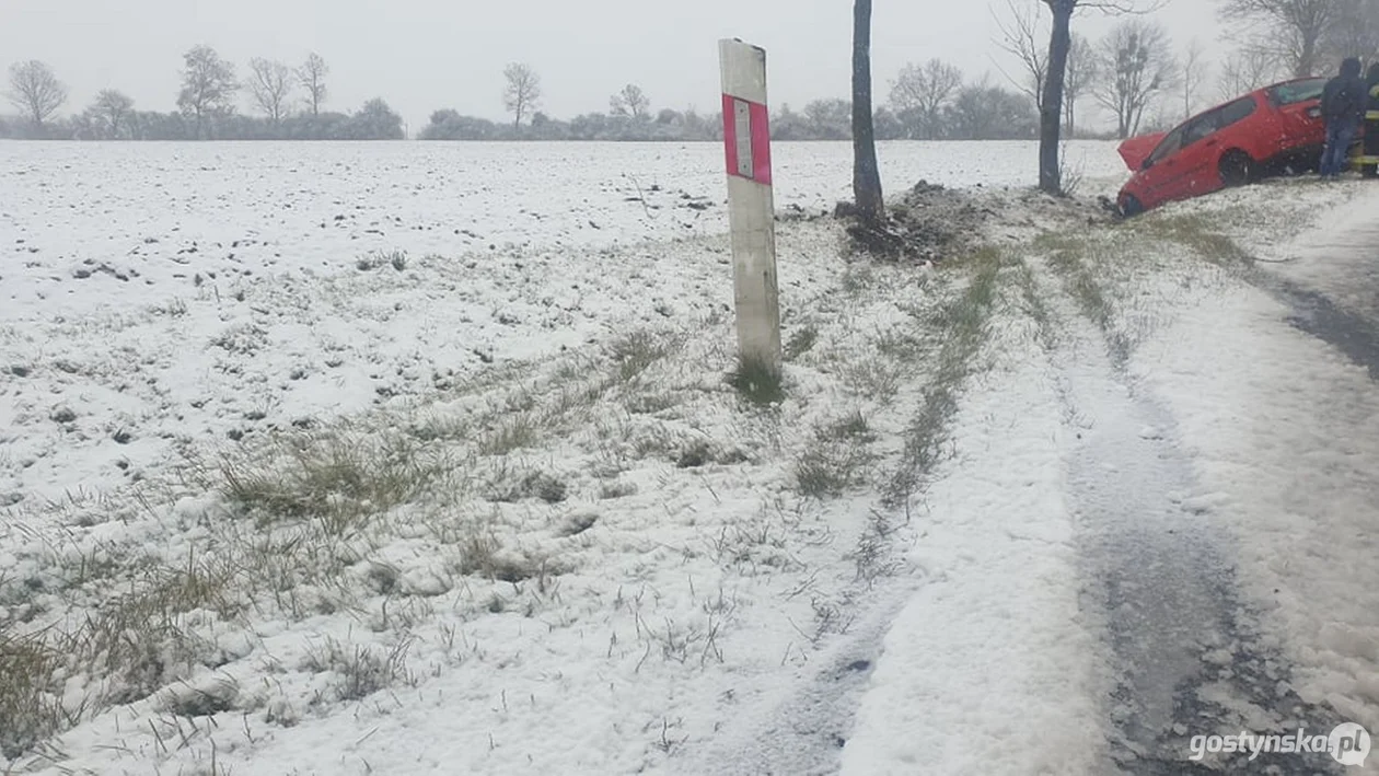 Po intensywnych opadach śniegu na drogach jest bardzo śliski. Kierowcy muszą zwrócić uwagę na złe warunki pogodowe