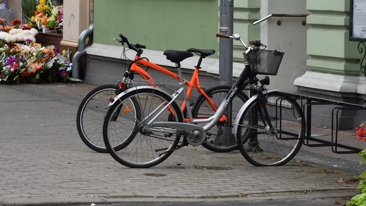 Rower blokuje miejsce „parkingowe” na deptaku w Gostyniu. Czyja to zguba? - Zdjęcie główne