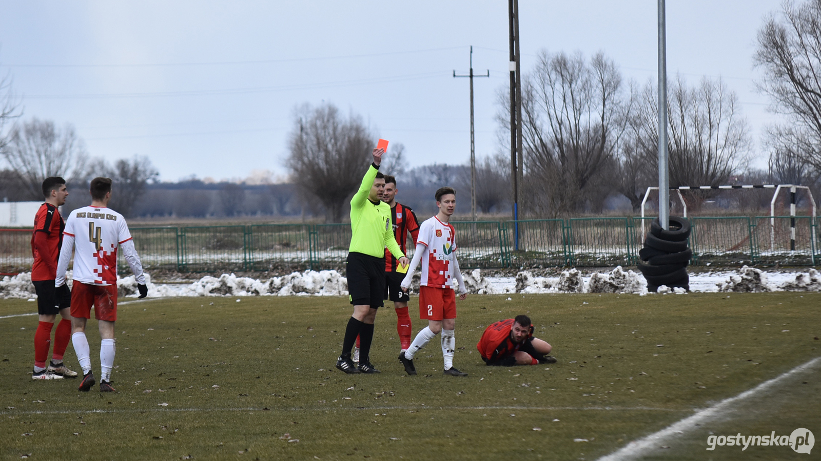 Olimpia Koło o 46. minuty grała w dziesiątkę. Za dwie żółte kartki boisko opuścił Konrad Cieślak