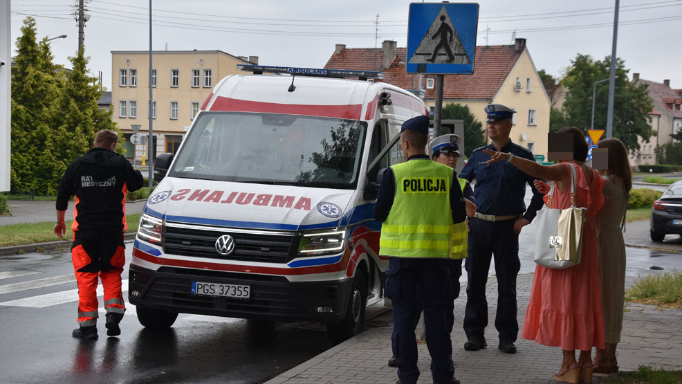 Kraksa w Gostyniu. Samochód osobowy potrącił nastolatkę.  Dziewczynka jest w szoku - Zdjęcie główne