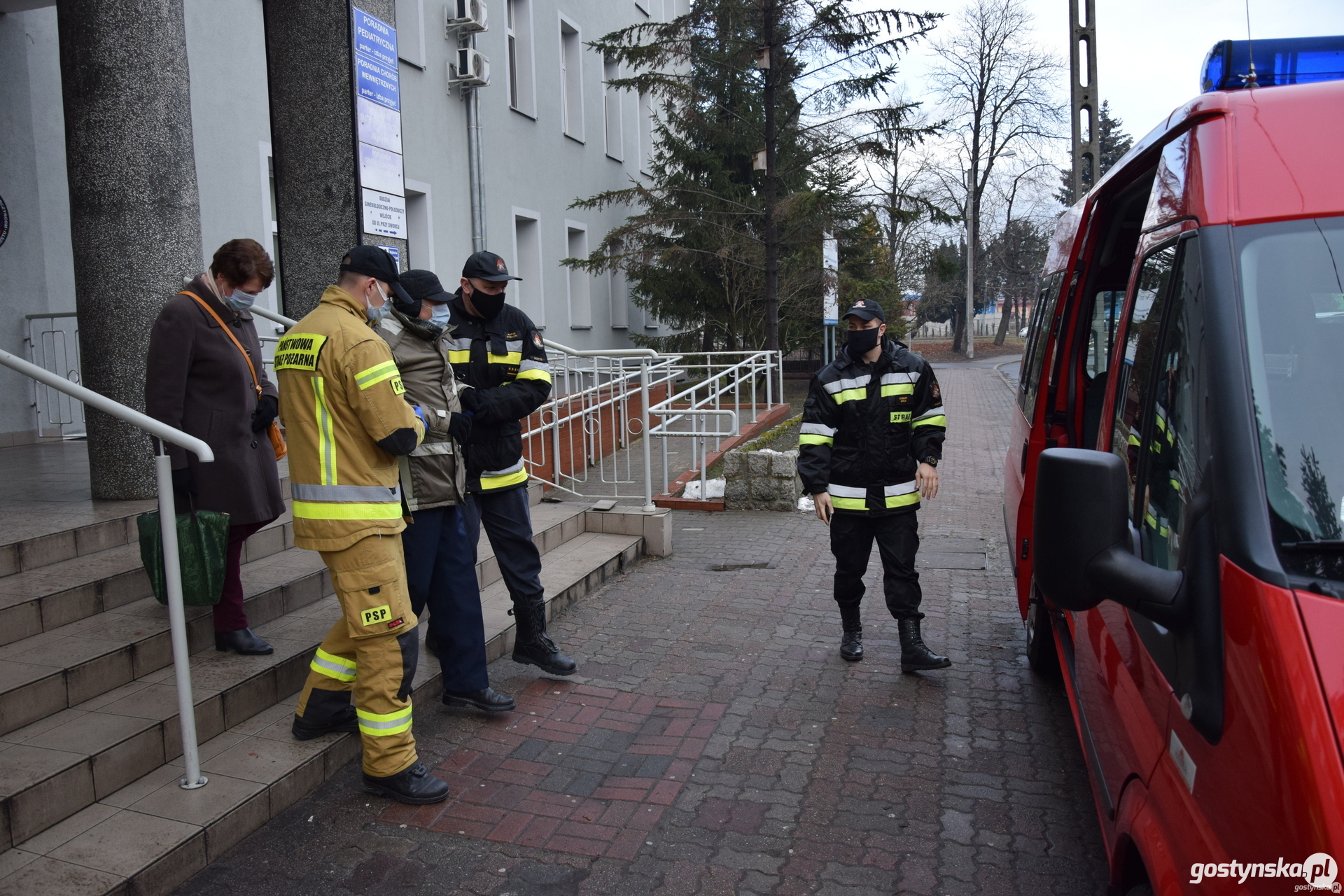 Gostyń. Do transportu emerytowanego strażaka do szpitala na szczepienie wykorzystano strażacki tabor