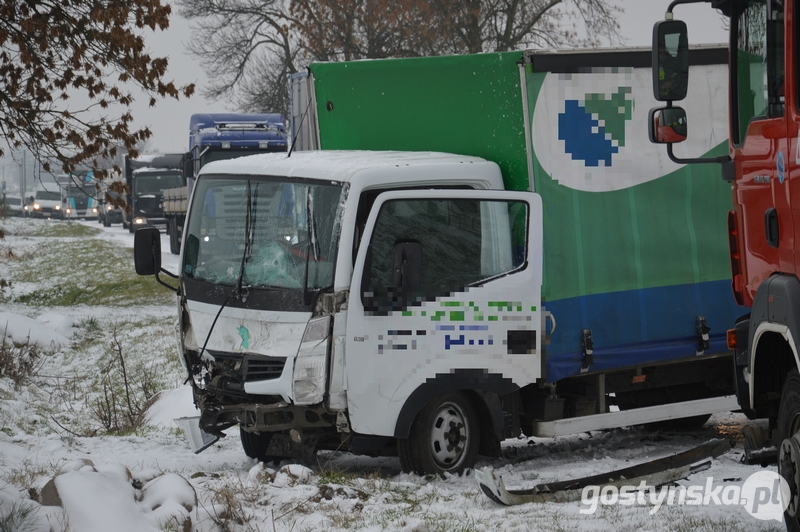 Zima dała się we znaki. Kierowca peugeota z urazem głowy trafił do szpitala - Zdjęcie główne