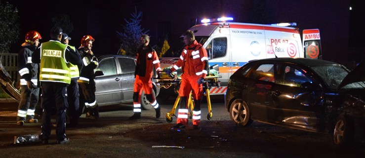 Kolizja przy cmentarzu. Poszkodowani zabrani do szpitala. - Zdjęcie główne