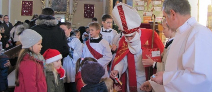 Biskup Mikołaj odwiedził pogorzelskie dzieci   - Zdjęcie główne