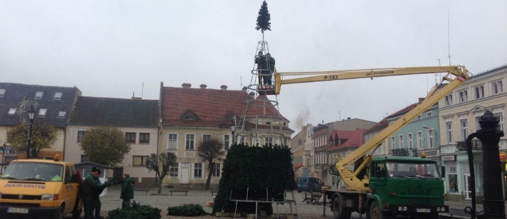 Montują olbrzymią choinkę na rynku - Zdjęcie główne