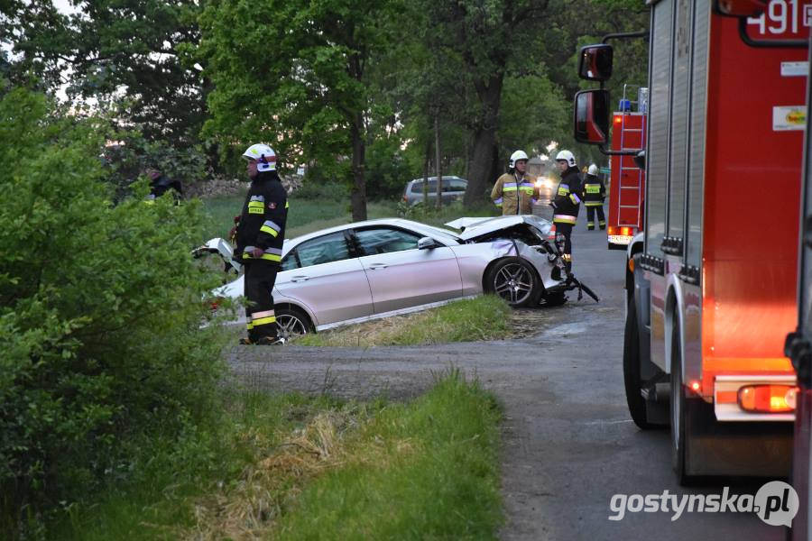 Pogorzela. Na trasie pomiędzy Kromolicami (gm. Pogorzela) a Kuklinowem (gm. Kobylin) doszło do wypadku. Nie żyje kierowca jednego z samochodów 