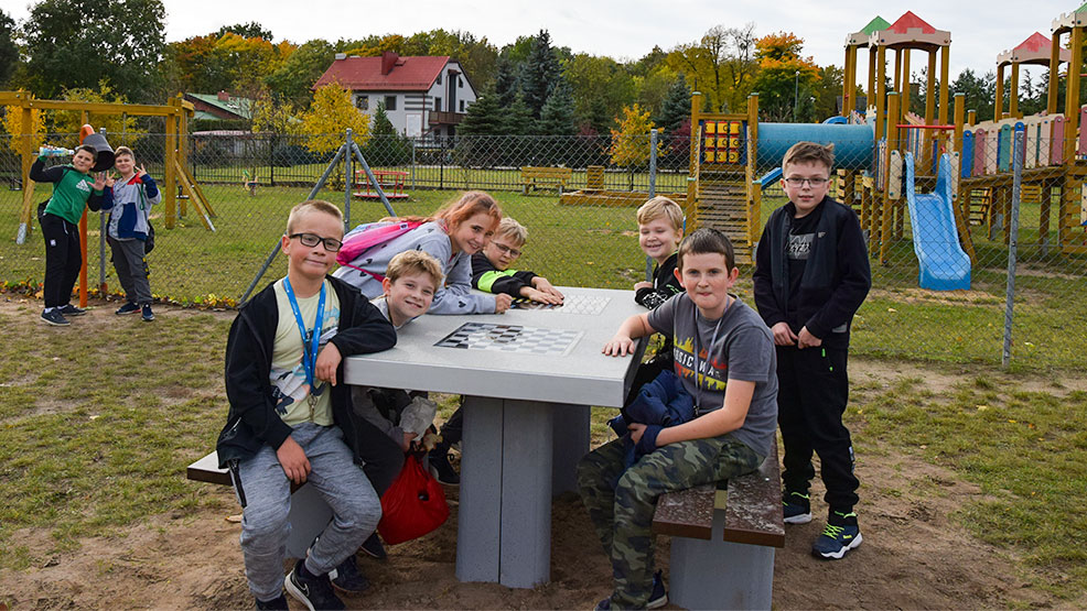 Zegar słoneczny, tajemnicze tuby i stoły do gier planszowych - w szkole w Piaskach przerwy nie są nudne - Zdjęcie główne