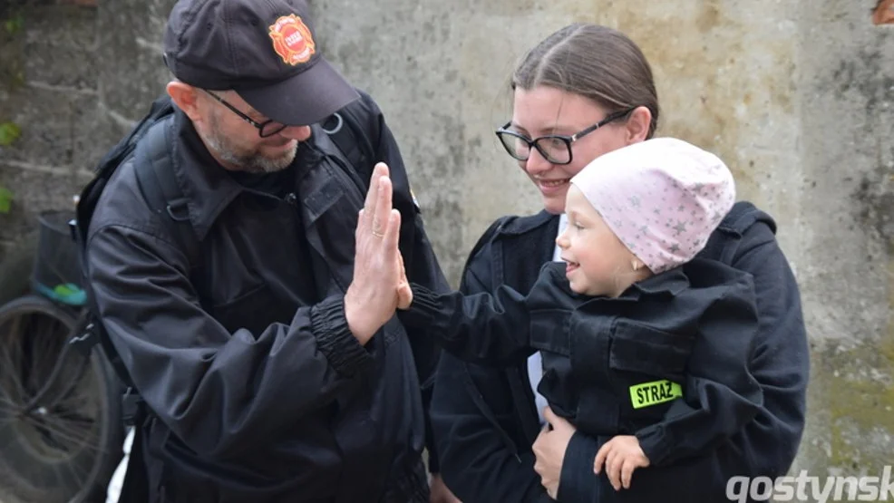 Smogorzewo. Strażaka z OSP Tarce przywitali i pożegnali nie tylko mieszkańcy Smogorzewa, w tym Zuzia z rodziną czy wolontariuszki komitetu społecznego Zuzia kontra SMA, ale także przykładowo pojawiły się panie z Koła Gospodyń Wiejskich w Masłowie, które aktywnie wspierają zbiórkę dla Zuzi oraz innych potrzebujących dzieci