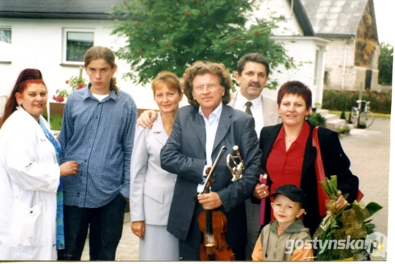 50-lecie Domu Pomocy Społecznej w Chumiętkach, od prawej stoją: Grażyna Polowczyk (Guderska), jej brat Ryszard, Zbigniew Wodecki oraz Czesława Guderska