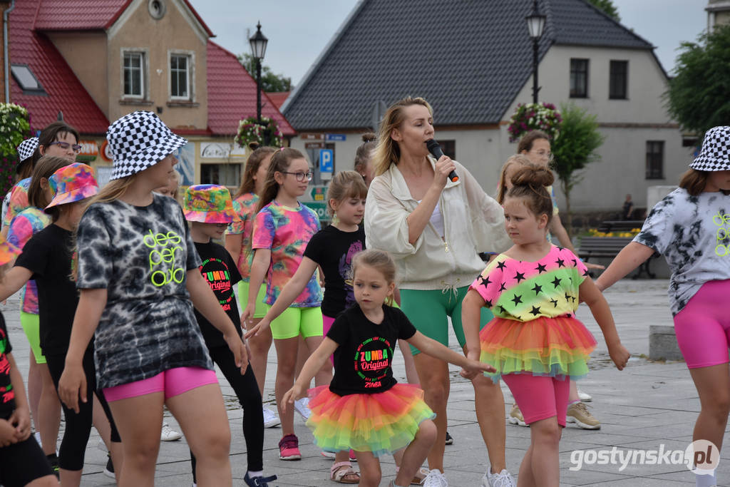 Gostyń. Zakończenie sezonu w szkole tańca Desperado. Podopieczni wraz z dorosłymi mieszkańcami tańczą "Jerusalema" w Wituś DANCE CHALLENGE 