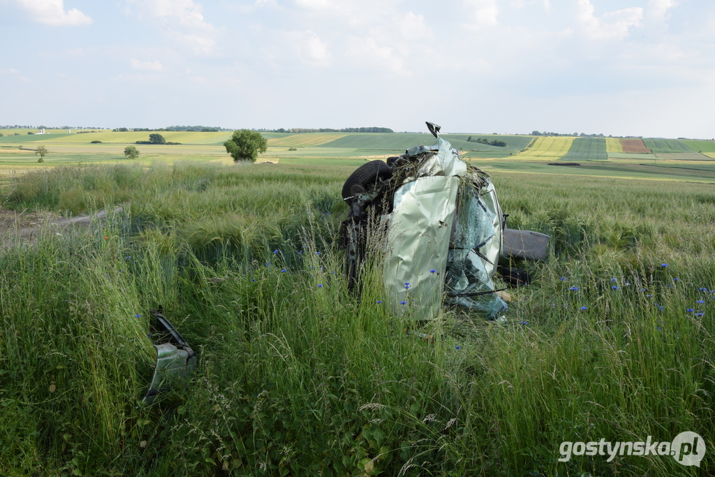 Samochód osobowy dachował w polu na drodze wojewódzkiej 308.