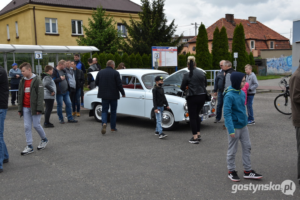 Gostyń. Zlot samochodów retro wzbudził zainteresowanie mieszkańców Gostynia