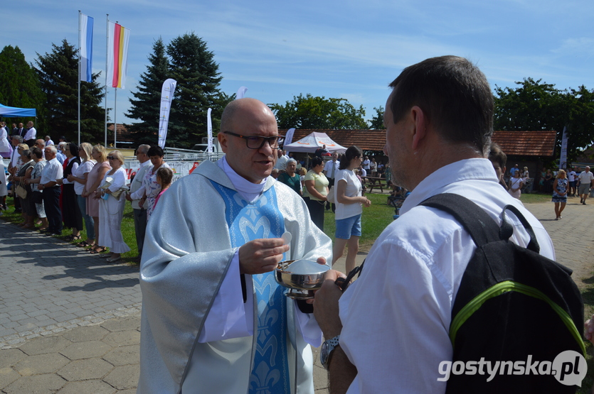 Święta Góra. Biskup Robert Włodarczyk pobłogosławił przyniesione na dożynki powiatowe plony: zboża, nasiona i zioła