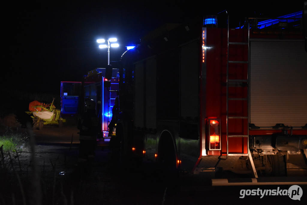 Mszczyczyn gm. Dolsk. Pożar kombajnu zbożowego. W akcji gaszeni abrali udział strazacy z powiatu gostyńskiego