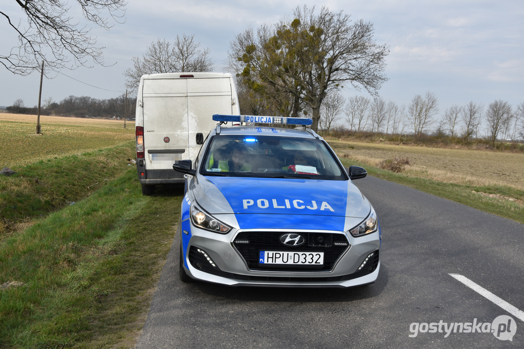 Na prostym odcinku drogi pomiędzy Bielawami Pogorzelskimi a Elżbietkowem doszło do potrącenia rowerzysty przez samochód. Nieprzytomny mężczyzna został przetransportowany śmigłowcem LPR do szpitala w Jarocinie