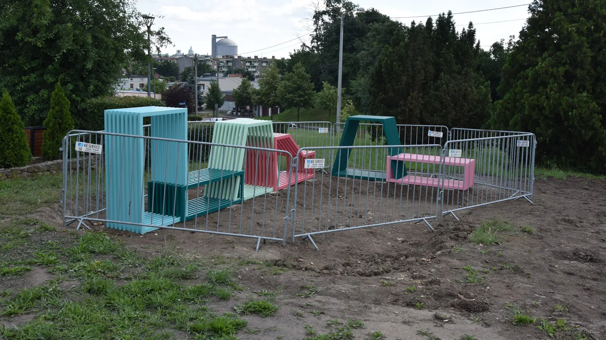 "Rzeźba" rzuca się w oczy. Chodzi o nietypową, konstrukcję przed GOK Hutnik - Zdjęcie główne