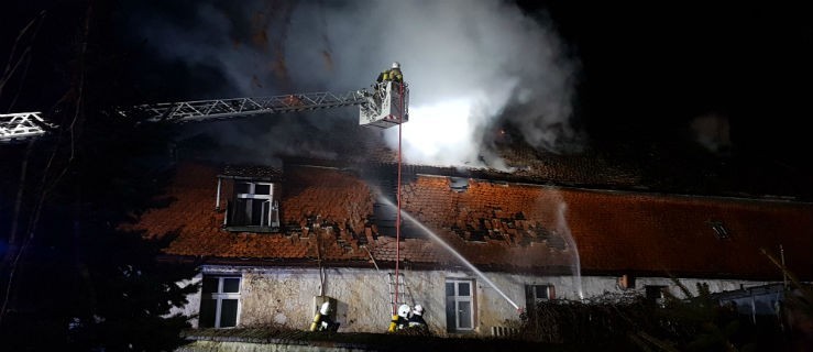 Pali się dom wielorodzinny. Akcję strażaków utrudnia silny wiatr - Zdjęcie główne