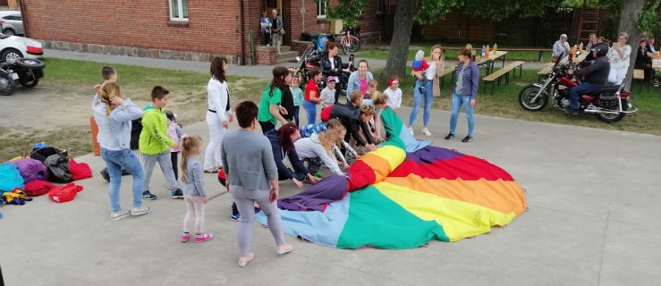 Dzieci wciągały do zabawy również rodziców  - Zdjęcie główne