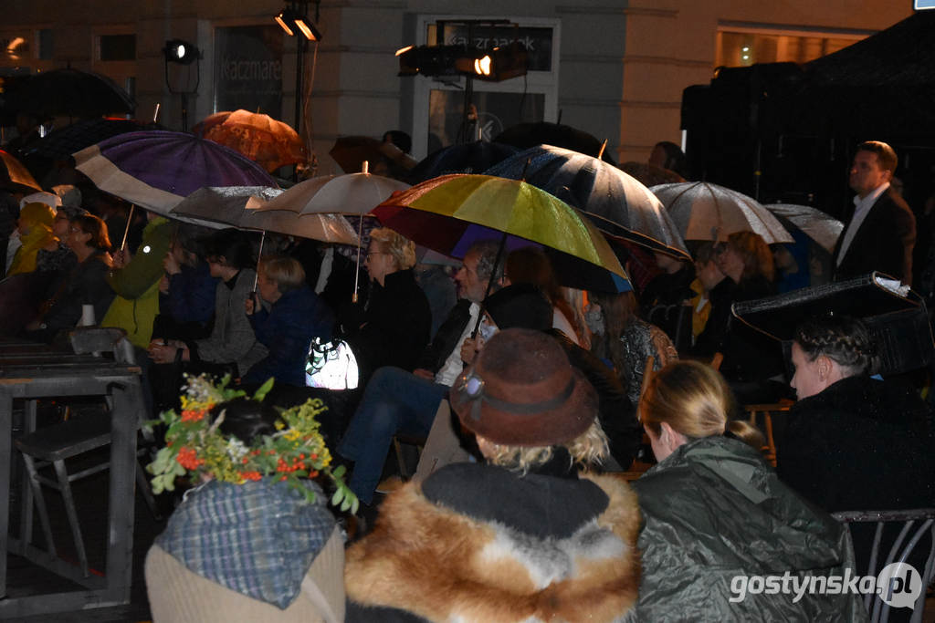Gostyń. Spektakl plenerowy przed zabytkową kamienicą