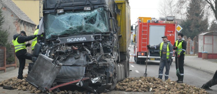 Ciężarówka wjechała w ciężarówkę przy szkole. Buraki spadały na auta - Zdjęcie główne