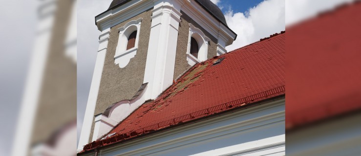 Z nowego dachu pogorzelskiego kościoła nawałnica zerwała dachówki - Zdjęcie główne