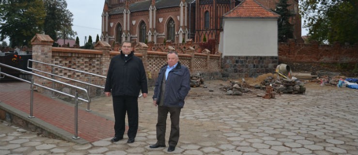 Nowy płot ze starej cegły. Trwają prace przy cmentarzu - Zdjęcie główne