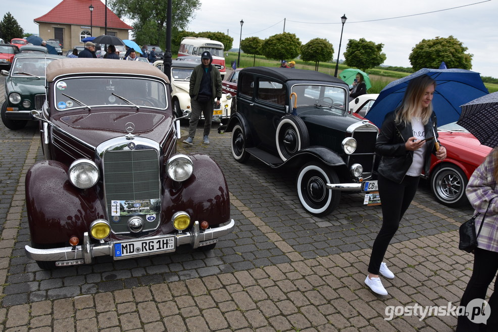 Gostyń. Zlot samochodów retro wzbudził zainteresowanie mieszkańców Gostynia