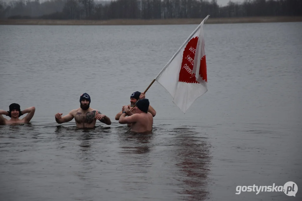 Gostyń. Jezioro Cichowskie (Jezioro Mórka) kąpiel morsów z gostyńskiego klubu dla WOŚP. 30. Finał WOŚP w powiecie gostyńskim