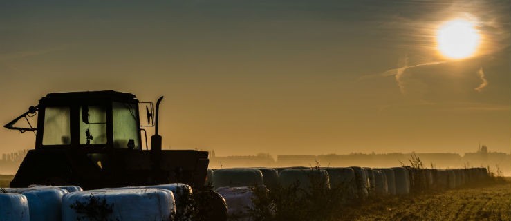 Ciągnik się przewrócił, kierowca miał we krwi promile - Zdjęcie główne