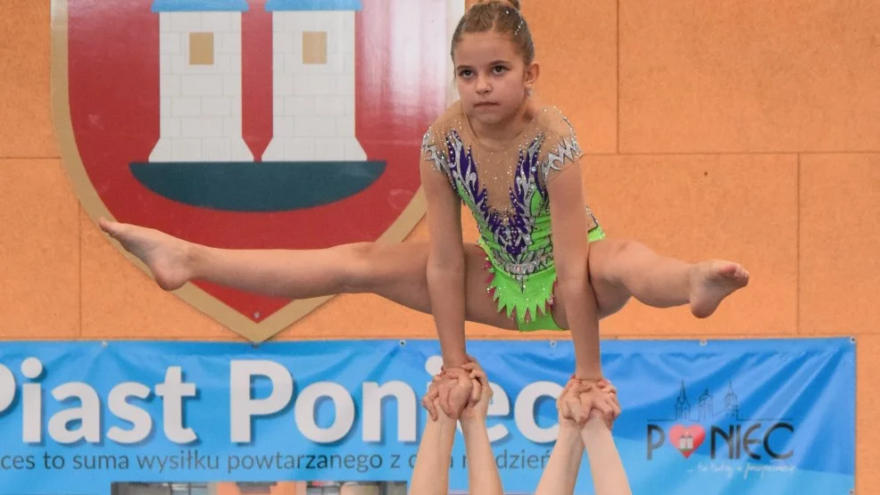 Mistrzostwa w fitness gimnastycznym i akrobatyce sportowej w Poniecu - Zdjęcie główne