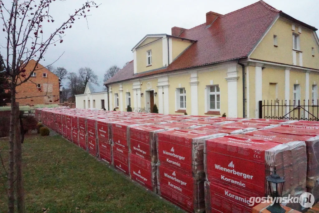 Dachówki na nawę boczna zakupiono już dawno