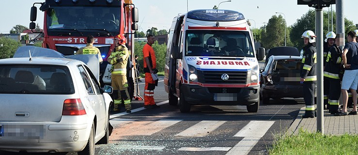 Zderzenie samochodów, ośmiolatek w szpitalu. Przejeżdżający omijali wypadek? - Zdjęcie główne