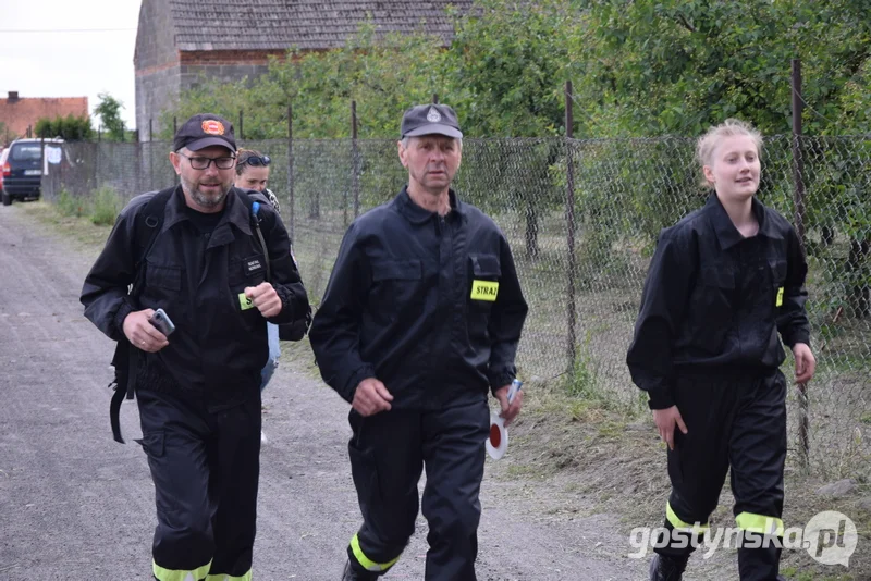 Smogorzewo. Strażaka z OSP Tarce przywitali i pożegnali nie tylko mieszkańcy Smogorzewa, w tym Zuzia z rodziną czy wolontariuszki komitetu społecznego Zuzia kontra SMA, ale także przykładowo pojawiły się panie z Koła Gospodyń Wiejskich w Masłowie, które aktywnie wspierają zbiórkę dla Zuzi oraz innych potrzebujących dzieci
