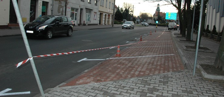 Linie wychodzą na jezdnię. Ktoś się pomylił? - Zdjęcie główne