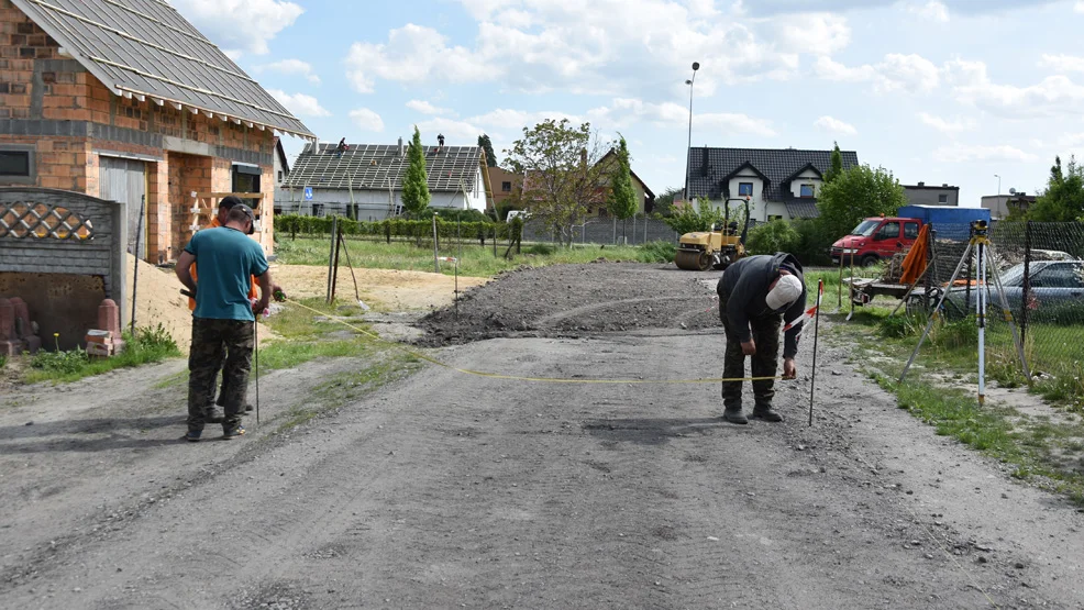 Na to czekali mieszkańcy gostyńskiego osiedla Pożegowo. Już w czerwcu ma zniknąć uporczywy kurz z drogi - Zdjęcie główne