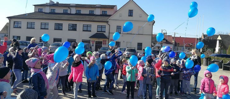 Niebieskie balony poszybowały ku niebu - Zdjęcie główne