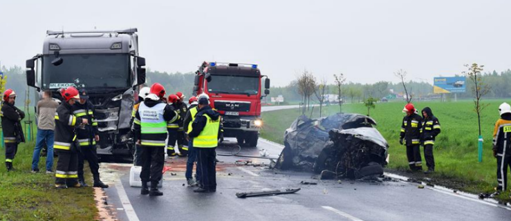 Pod Kórnikiem zginęły dwie kobiety. Auto spłonęło - Zdjęcie główne