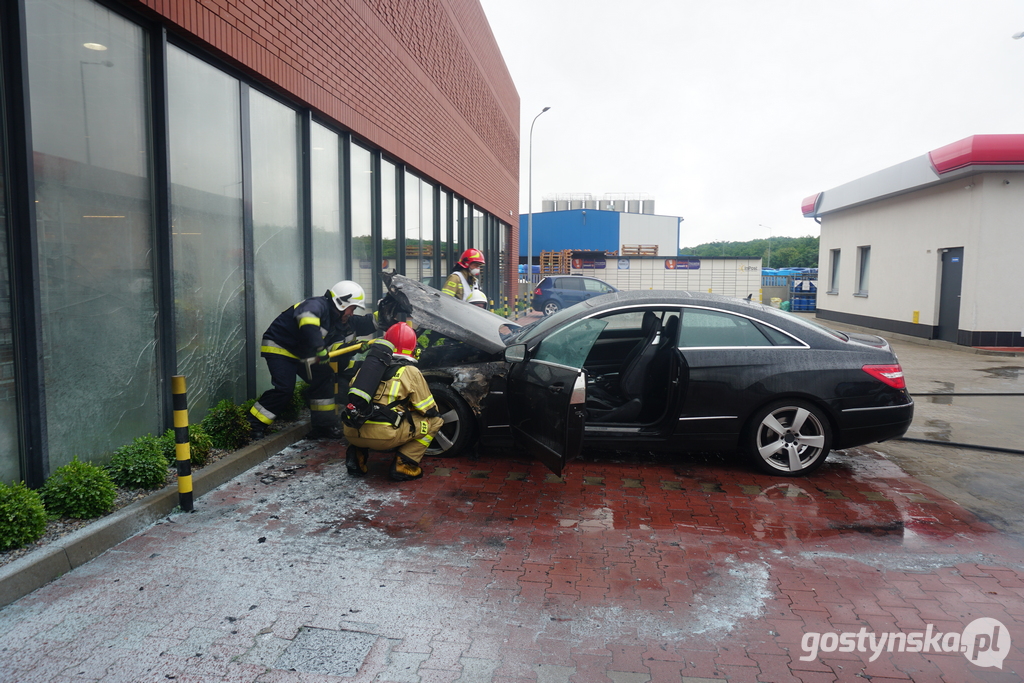 Pożar mercedesa w pobliżu marketu w Piaskach.