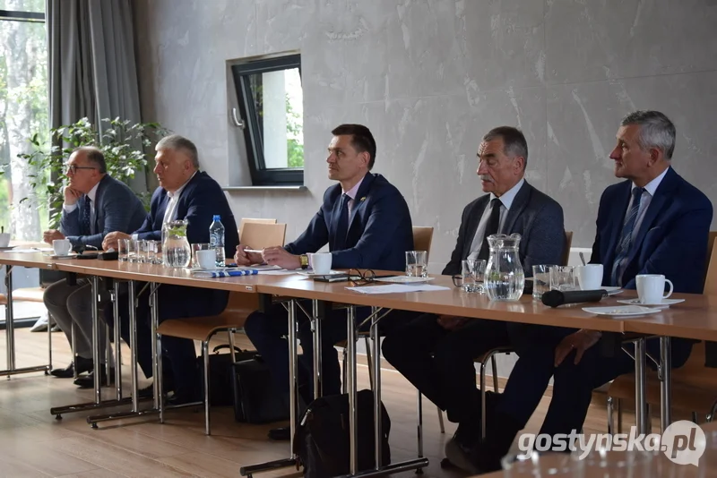Krobia. W środę, 1 czerwca odbyła się w konferencja przedstawicieli organizacji samorządowych i samorządowców powiatów gostyńskiego i rawickiego w kwestii projektu nowego prawa górniczego, które zdaniem prawników może w istotny sposób wpłynąć na funkcjonowanie gmin
