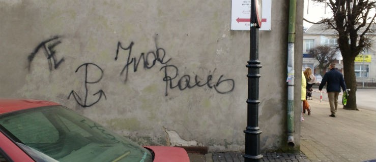 Antysemicki napis na murze budynku. Czy ktoś za to odpowie? - Zdjęcie główne