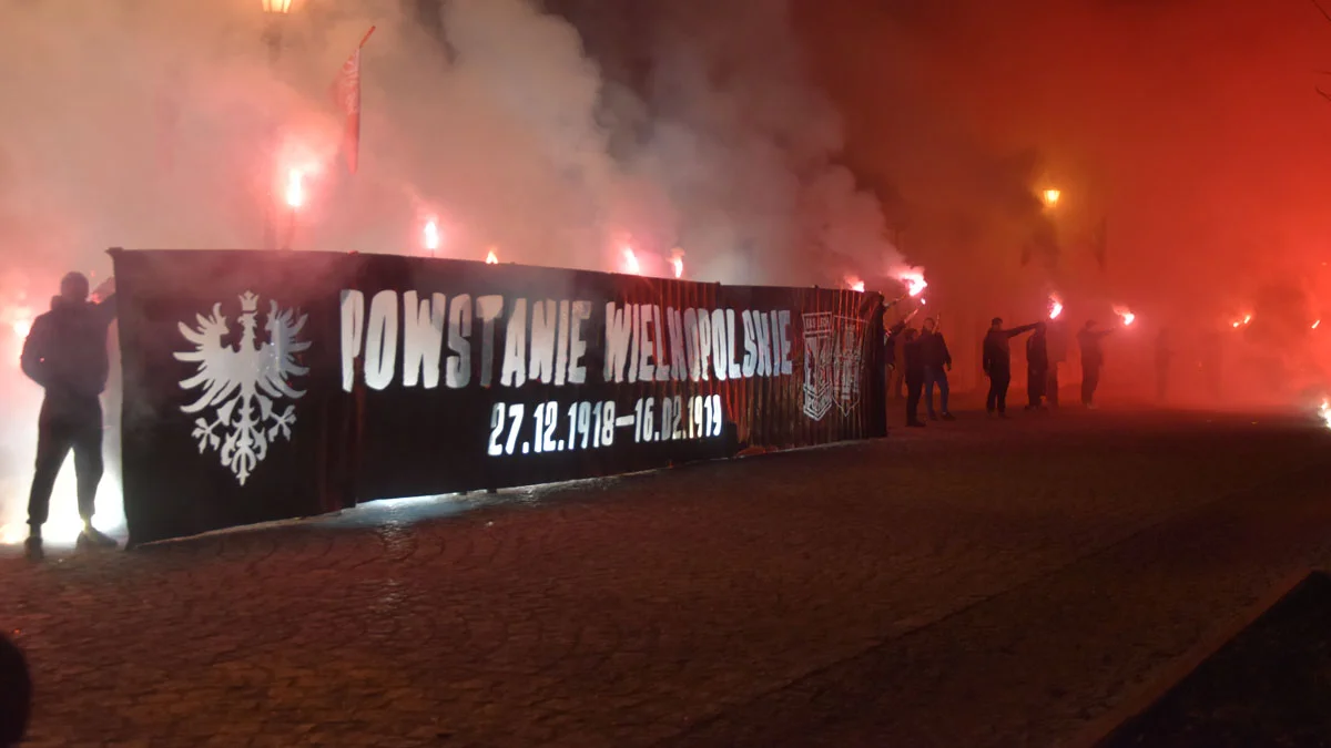 Gostyń. Manifestacja z okazji 105. rocznicy wybuchu Powstania Wielkopolskiego - Zdjęcie główne