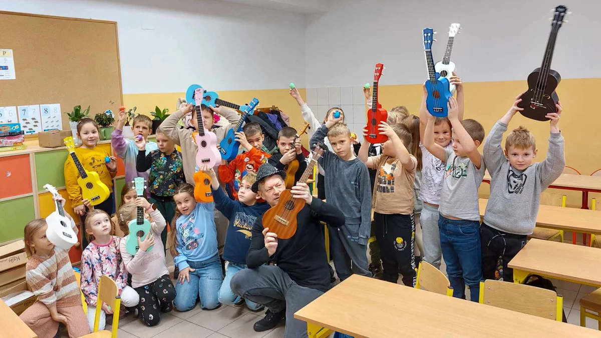 Żłóbek, choinka, słodycze – ale przede wszystkim dźwięki gitary i ukulele. Bożonarodzeniowa odsłona Festiwalu gitary i ukulele w Gostyniu - Zdjęcie główne