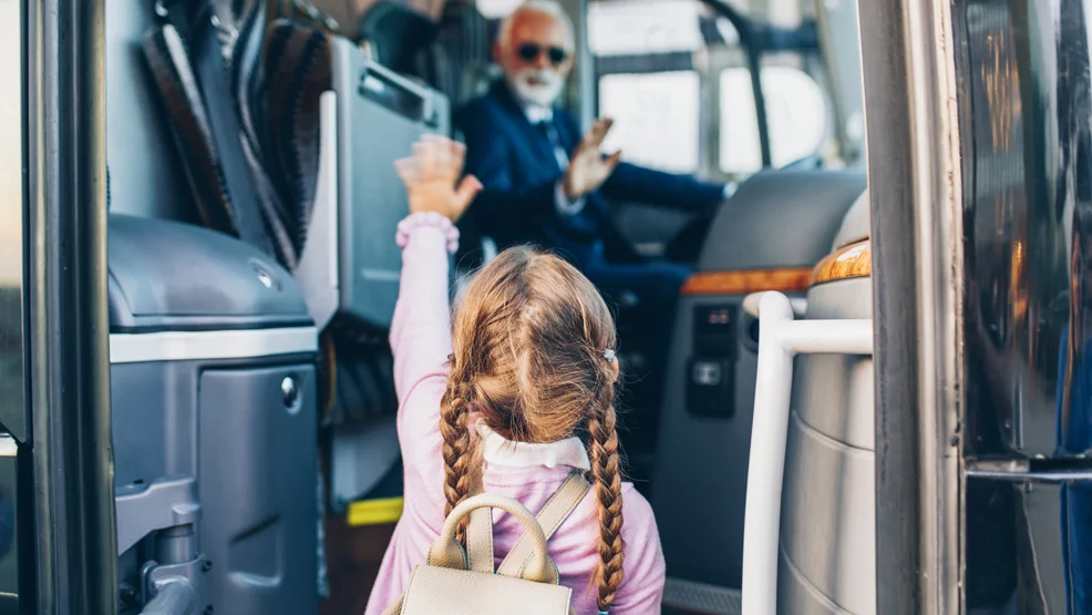 Bus dowożący uczniów do ZSS w Brzeziu bez opiekuna? Rodzice zaniepokojeni. Jak będzie po feriach? - Zdjęcie główne